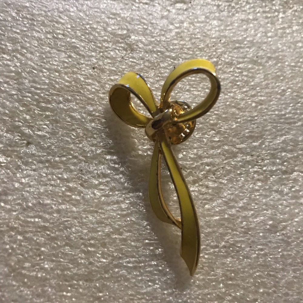 Elegant Gold EnamelBrooch